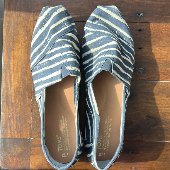 Toms Shoes - Toms blue and ivory striped size 11